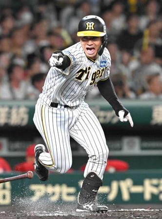 　４回、勝ち越し打を放ち、ベンチに向かって雄たけびを上げる坂本（撮影・高部洋祐）