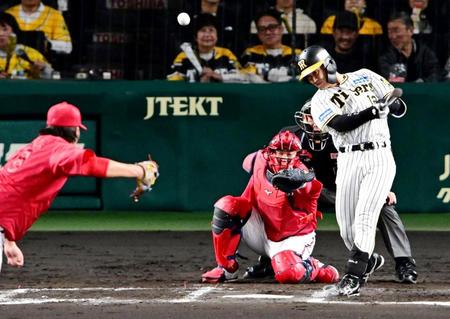 ６回裏阪神２死一、二塁、坂本の適時打で３-２と勝ち越す（撮影・斎藤雅志）
