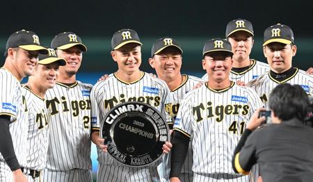 　ＣＳ優勝を決め、記念写真に納まる桐敷（中央右）ら投手陣（撮影・高部洋祐）