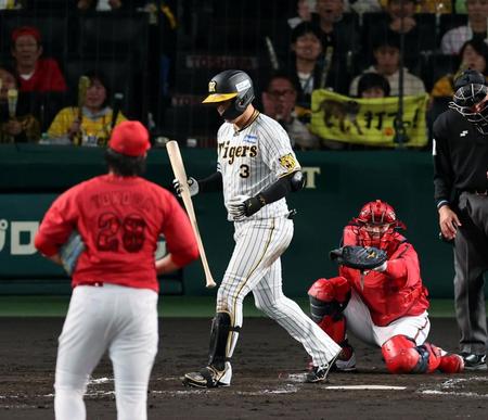 　４回、四球を選び出塁する大山（撮影・山口登）