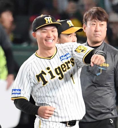 　表彰式前にノリノリの森下（撮影・中田匡峻）