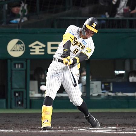 　６回、中前打を放つ佐藤輝（撮影・中田匡峻）