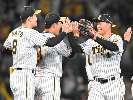 　日本シリーズ進出を決め、佐藤輝（左）とタッチを交わす森下（撮影・高部洋祐）