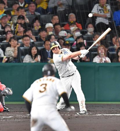 　４回、同点打を放つノイジー（撮影・西岡正）