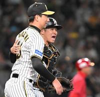 　日本シリーズ進出を決め、岩崎（左）と喜び合う坂本（撮影・高部洋祐）