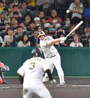 　４回、同点打を放つノイジー（撮影・西岡正）