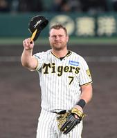 　４回に同点適時打を放ったノイジーは守備に就いた際、ファンの歓声に帽子を取る（撮影・中田匡峻）