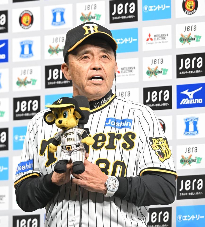 　優勝監督インタビューに応じる岡田監督（撮影・高部洋祐）