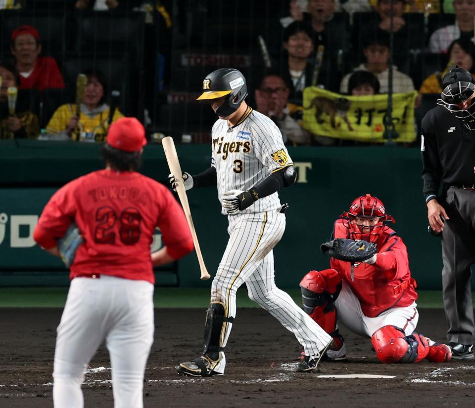 　４回、四球を選び出塁する大山（撮影・山口登）