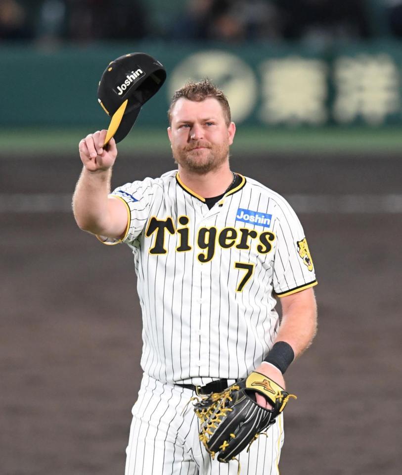 　４回に同点適時打を放ったノイジーは守備に就いた際、ファンの歓声に帽子を取る（撮影・中田匡峻）