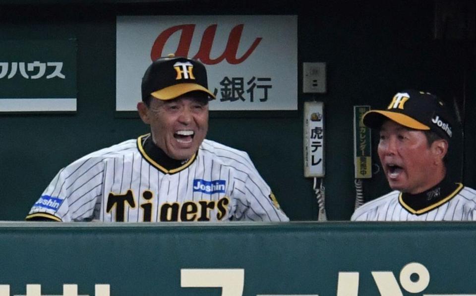 　４回、坂本の勝ち越し適時打に声を上げる岡田監督（左）と水口コーチ（２０日撮影）