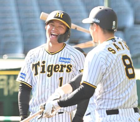 　打撃練習の合間に佐藤輝（右）と談笑する森下（撮影・高部洋祐）