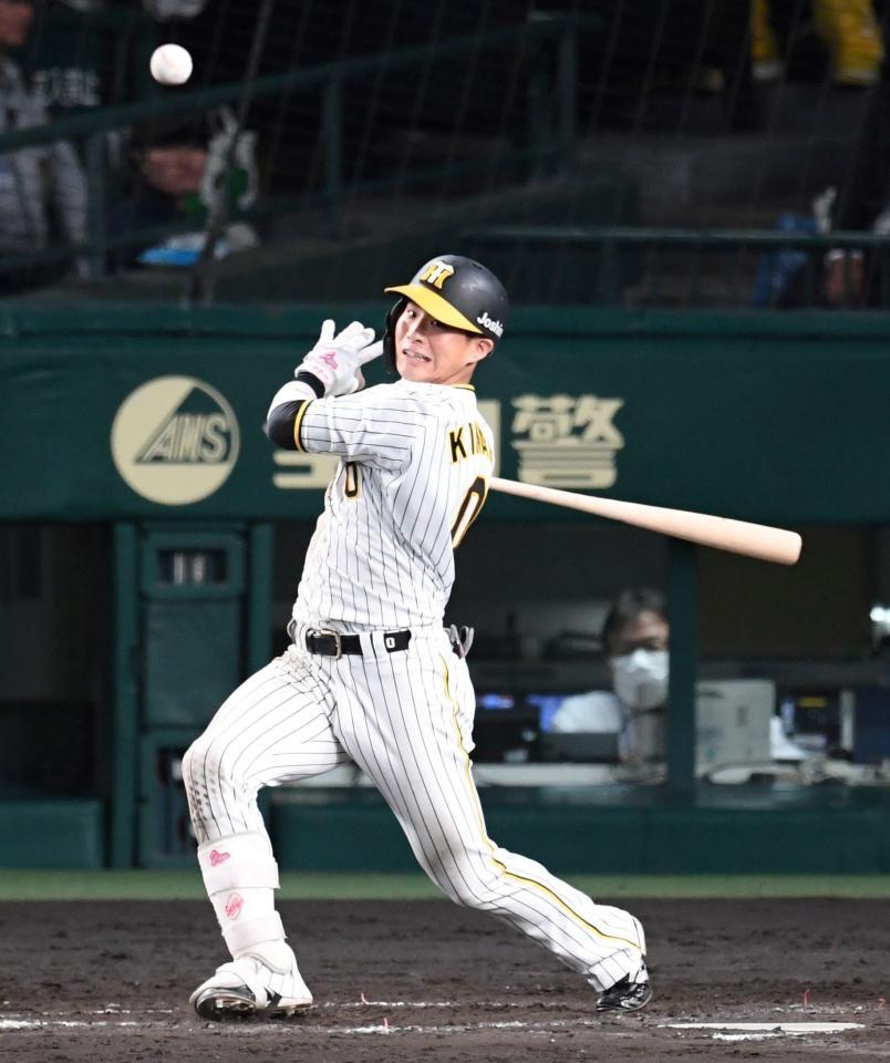 ８回阪神２死、左前打を放つ阪神・木浪聖也＝甲子園（撮影・中田匡峻）