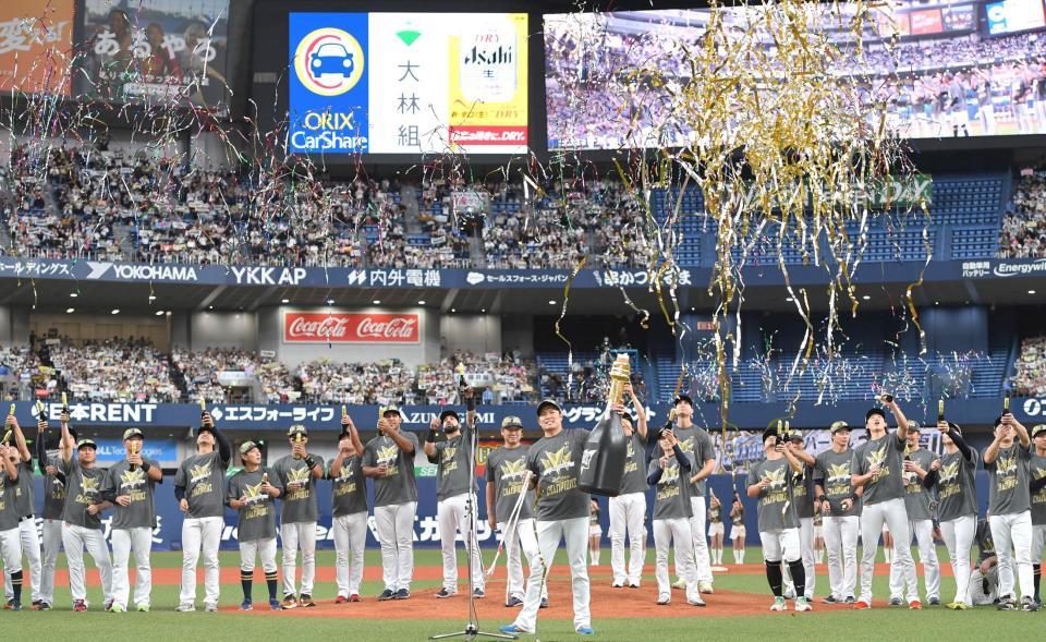 ＣＳファイナルＳ突破を決め、クラッカーを打ち鳴らすオリックスナイン（撮影・北村雅宏）