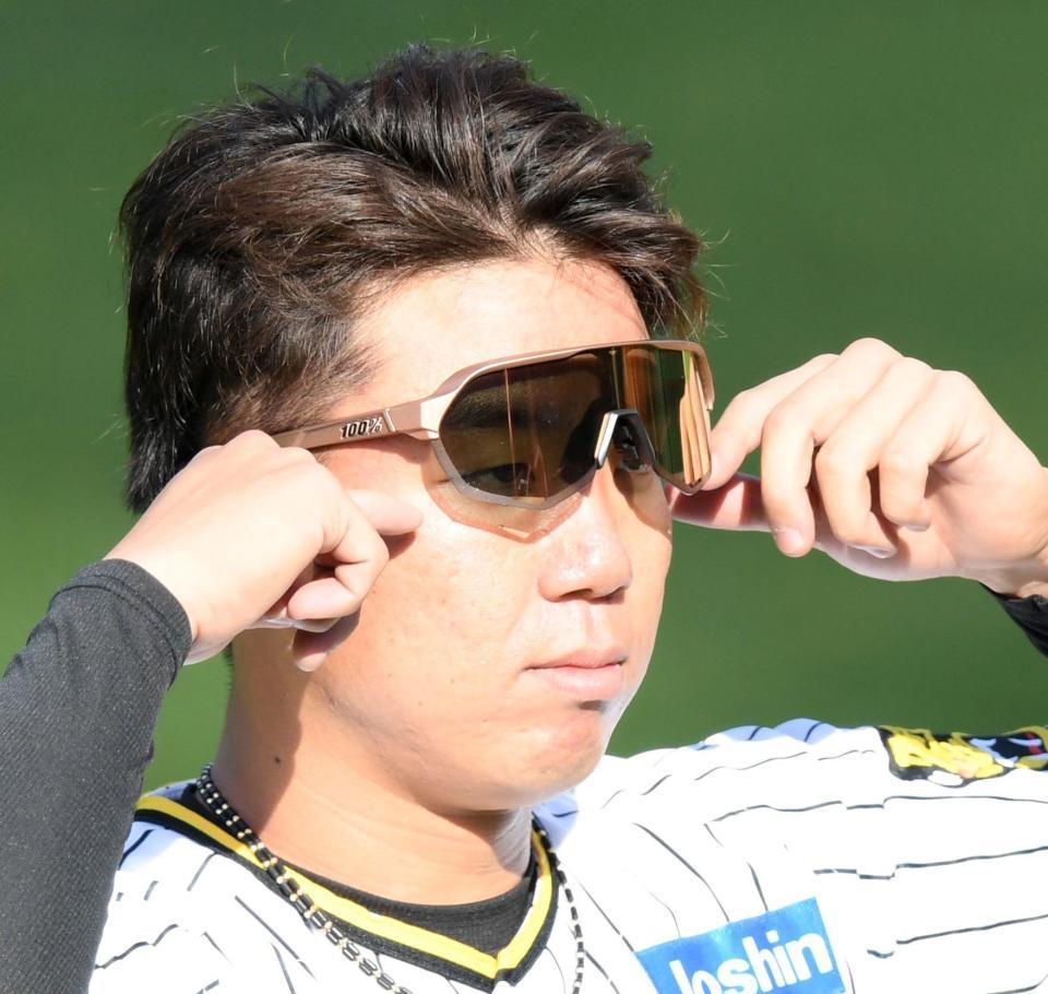 　サングラスを上下に動かす村上（撮影・中田匡峻）