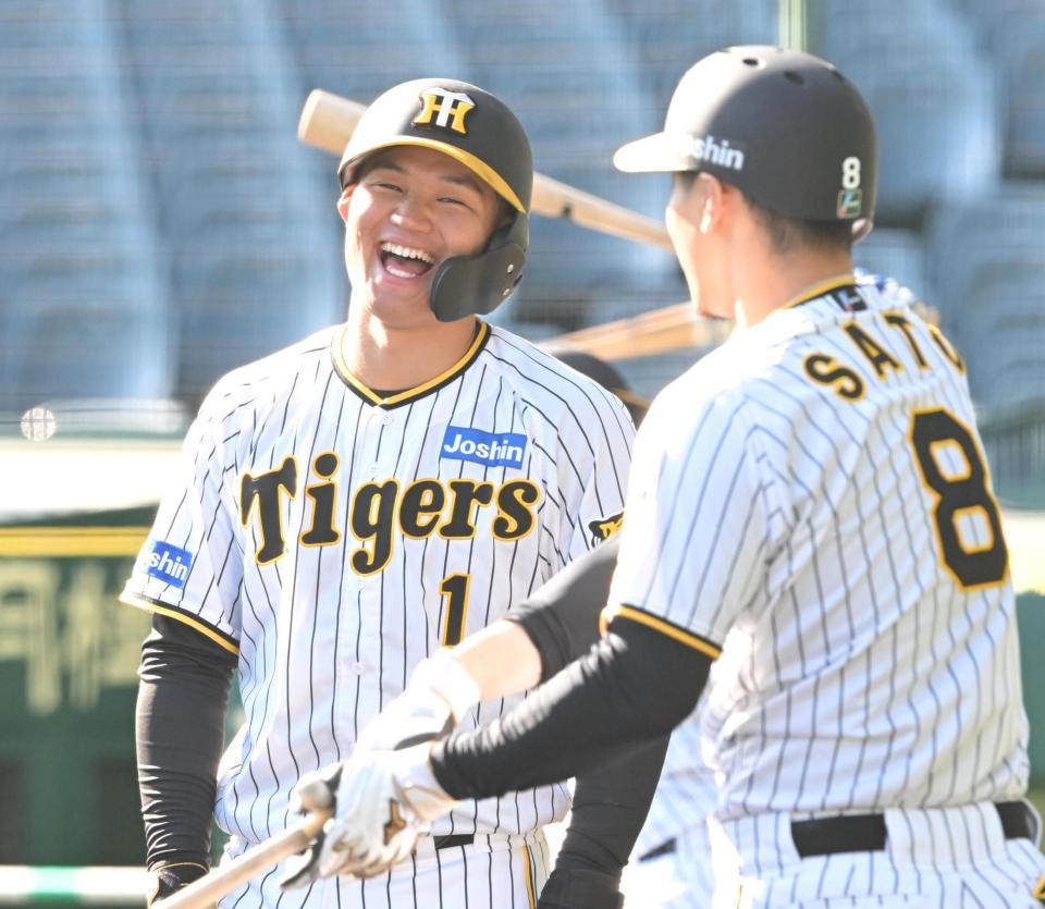 　打撃練習の合間に佐藤輝（右）と談笑する森下（撮影・高部洋祐）