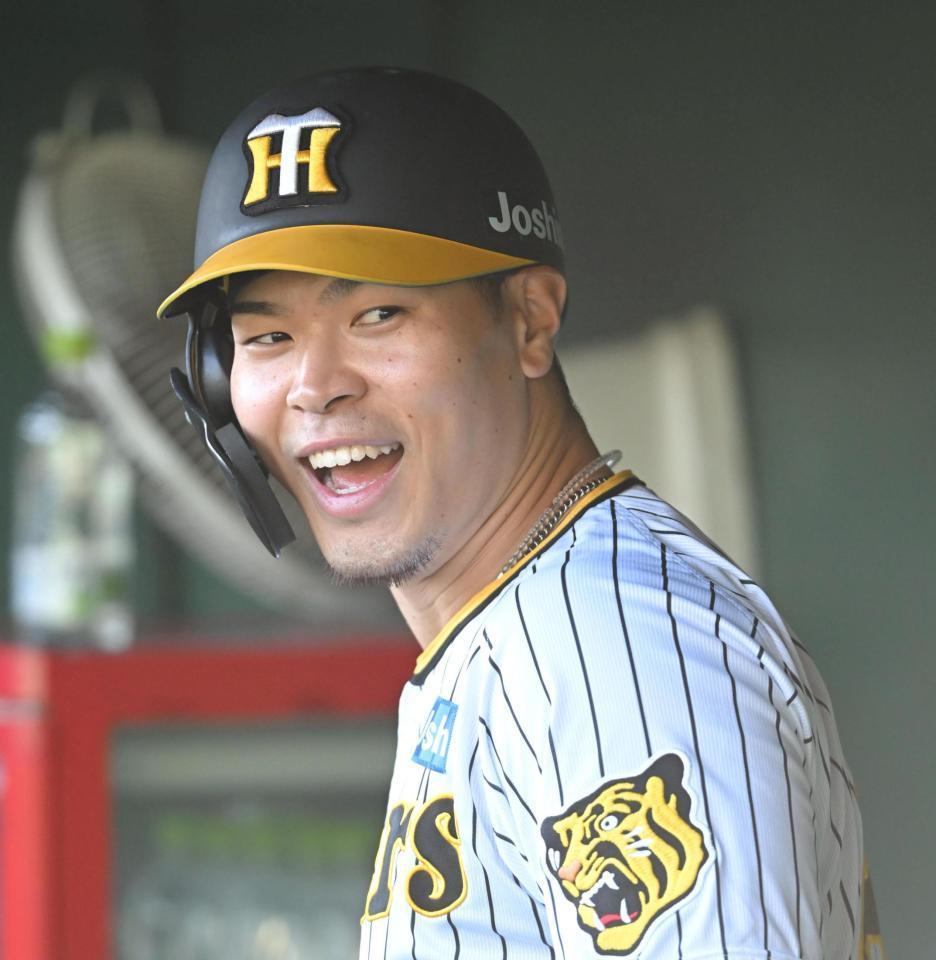 　打撃練習を終え、笑顔で引き揚げる佐藤輝（撮影・高部洋祐）