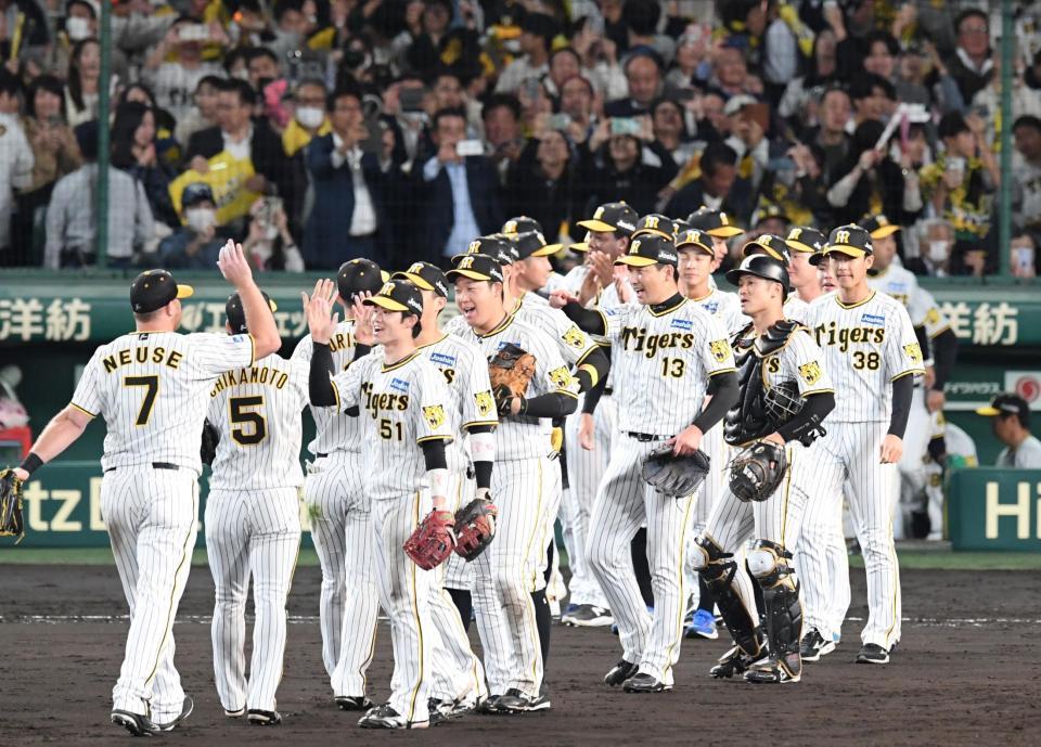 　日本シリーズ進出を決めた阪神ナイン＝２０日