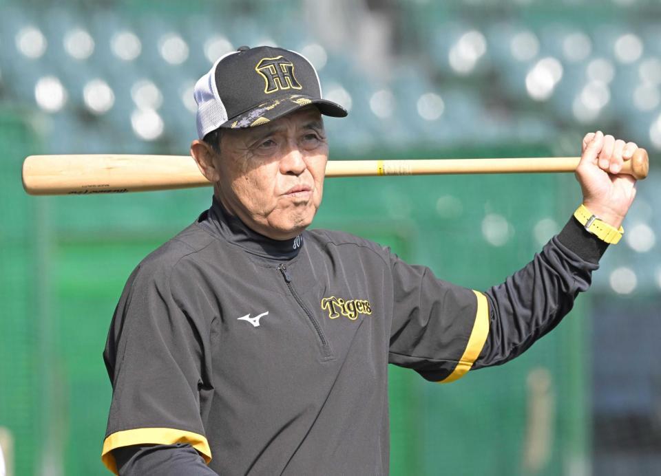 　練習を見守る阪神・岡田彰布監督