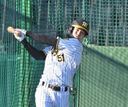 　打撃練習をする中野