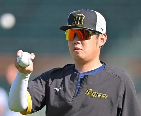 　キャッチボールをする西勇（撮影・中田匡峻）