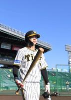 　打撃練習を終え、引き揚げる中野