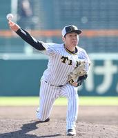 　シート打撃に登板して力投する西勇（撮影・立川洋一郎）