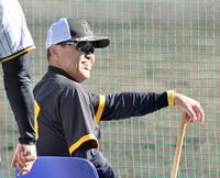 　シート打撃を見守り笑顔を見せる岡田監督（撮影・立川洋一郎）