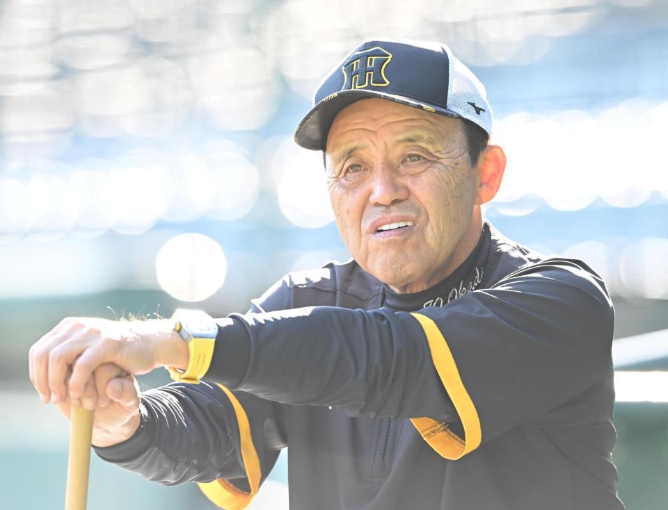 　練習を見守る岡田監督（撮影・高部洋祐）