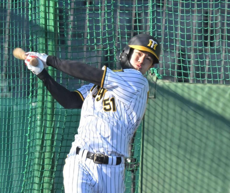 　打撃練習をする中野