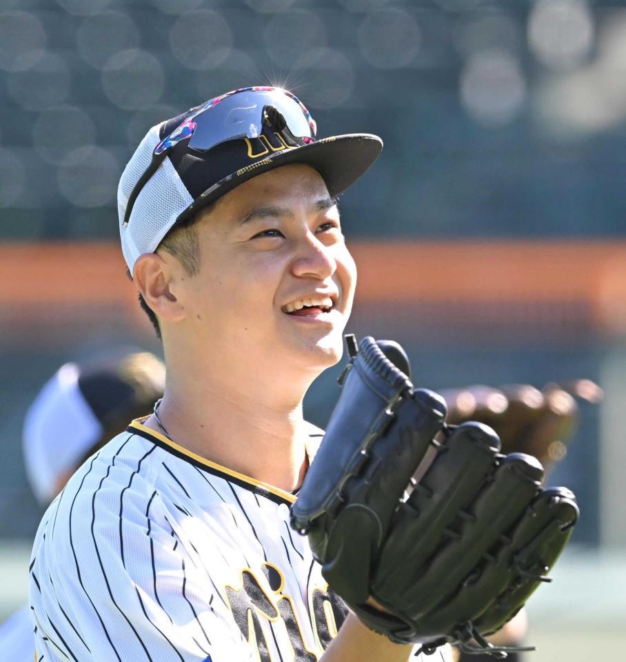 　キャッチボールの合間に笑顔を見せる大竹