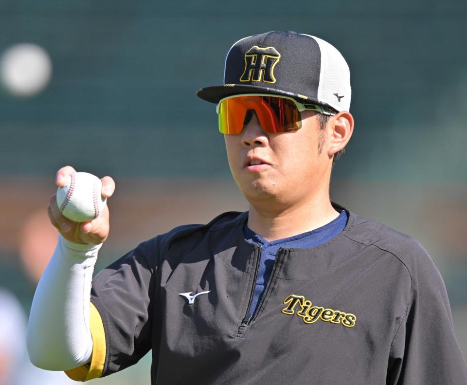 　キャッチボールをする西勇（撮影・中田匡峻）