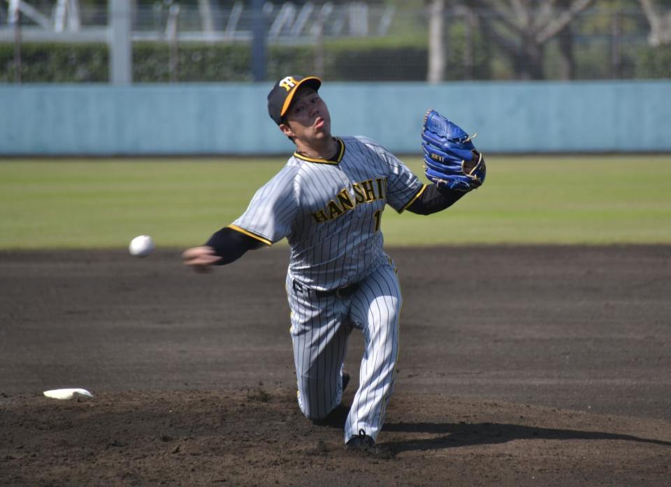 　先発して力投する青柳