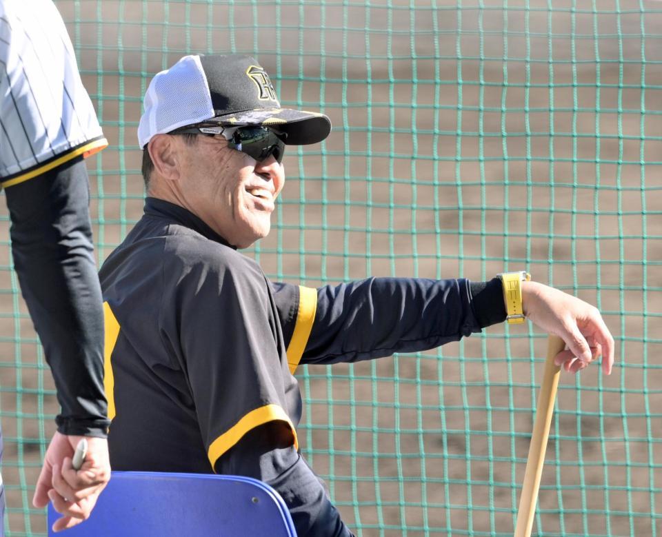 　シート打撃を見守り笑顔を見せる岡田監督（撮影・立川洋一郎）