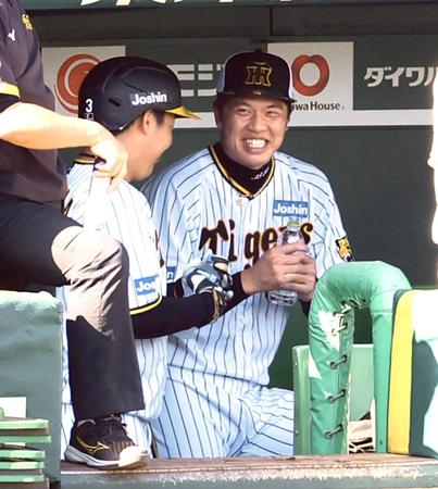 　シート打撃で圧巻の投球を見せ、ベンチで笑顔を見せる才木