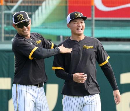 　原口（左）とウオーミングアップする森下