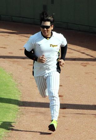 　鳴尾浜で調整する梅野