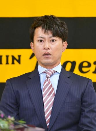 　来季のコーチ就任が決まり会見する上本博紀氏（撮影・立川洋一郎）