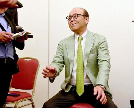 　スカウト会議を終え取材に応じる岡田監督（撮影・金田祐二）