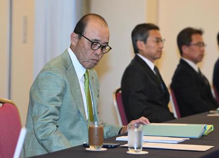 　資料に目を通す岡田監督（撮影・金田祐二）