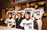 　２００５年度の新人入団会見で笑顔の岡田監督（前列中央）と岩田（２１）