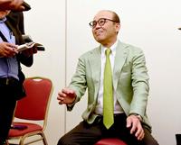 　スカウト会議を終え取材に応じる岡田監督（撮影・金田祐二）