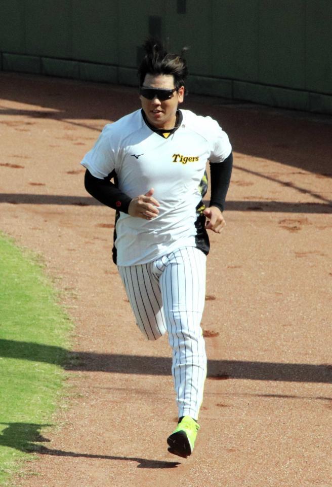 　鳴尾浜で調整する梅野