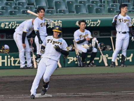 　シート打撃で中前打を放った大山