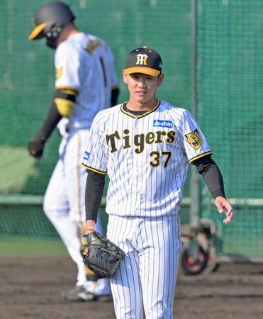 　森下（左）から見逃し三振を奪った及川（撮影・立川洋一郎）