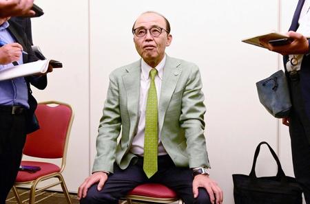 　スカウト会議を終え取材に応じる岡田監督（撮影・金田祐二）