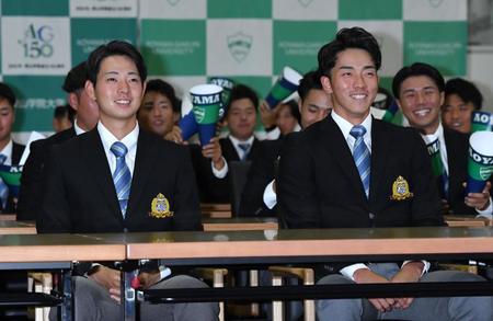 　笑顔を見せる阪神１位の青学大・下村海翔（左）と常広羽也斗（撮影・佐々木彰尚）
