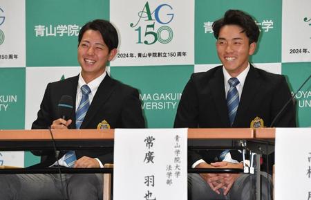 　笑顔を見せる阪神１位の青学大・下村海翔（左）と広島１位の常広羽也斗（撮影・佐々木彰尚）