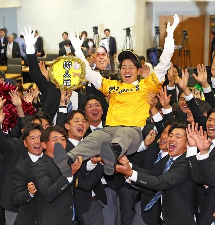 　チームメートから胴上げされる青学大の下村海翔