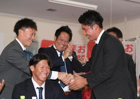 　阪神から２位指名を受け、関係者と握手を交わす四国Ｉｌｐ徳島・椎葉剛（右）＝撮影・中田匡峻